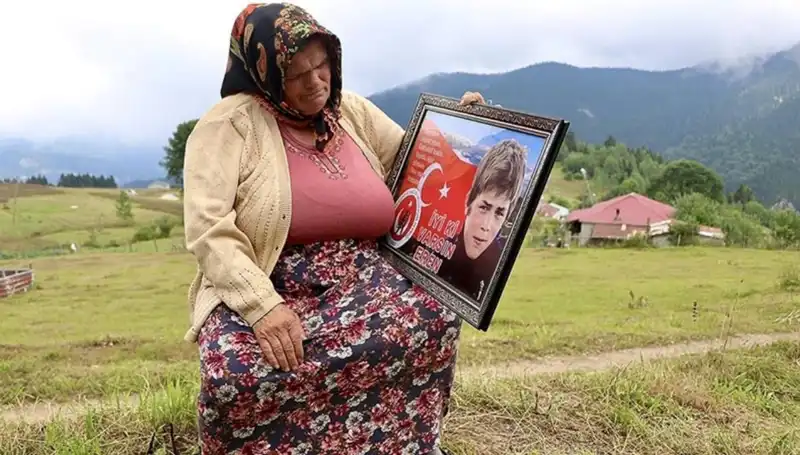 DEM Parti, Eren Bülbül'ün Anneleri Unutmadı: Gönüllere Dokunan Bayram Kutlaması
