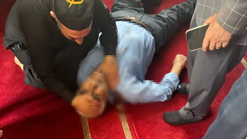 Cami İçinde Bıçaklı Saldırı: Namaz Kılan İnananlar Şokta