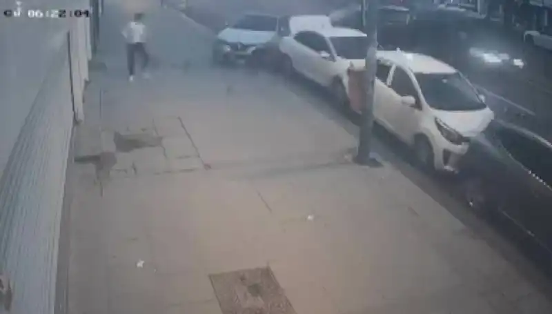 Park Halindeki Araçlara Çarpan Sürücü Direksiyon Hakimiyetini Kaybetti