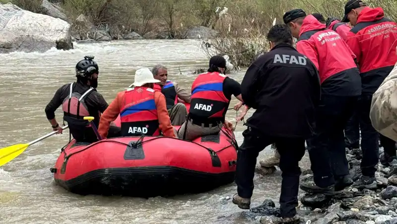 Zap Suyu Kenarında Mahsur Kalan 4 Kişi Kurtarıldı: Detaylar Şimdi Açıklanıyor