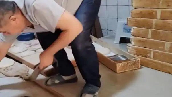Pide Tezgahına Terlikle Basmak: Fırıncıya 105 Bin TL Ceza Kesildi!
