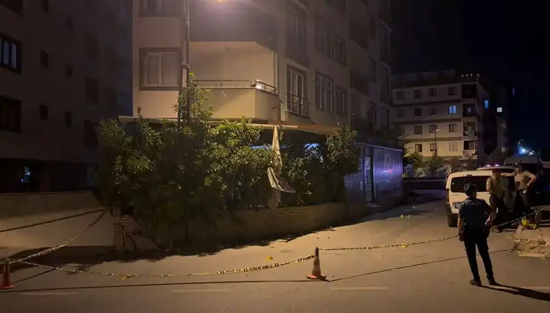 İstanbul'da Kafeye Silahlı Saldırı: Güvenlik Kamerası Görüntüleri Ortaya Çıktı