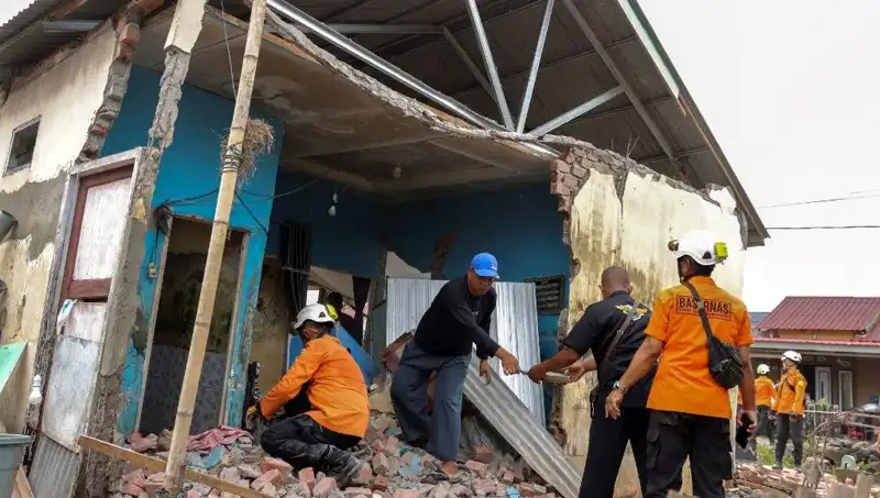 Endonezya’da 5,7 Büyüklüğünde Deprem: 8 Ev Yıkıldı, Yaşam Mücadelesi Başladı