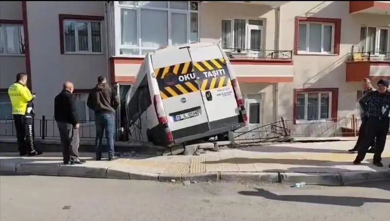 Okul Servisi Büyükanne Evine Girdi: İki Çocuk Yaralandı