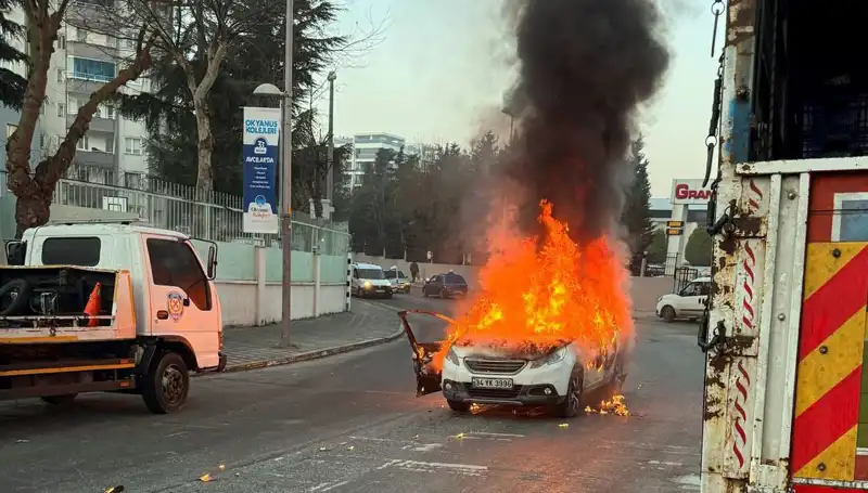Korku Dolu Anlar: Alev Topuna Dönüşen Araç, Trafiği Kaosa Sürükledi!