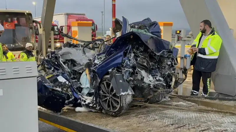 Silivri'de Feci Kaza: Otomobil Gişe ile Otobüs Arasında Sıkıştı, Can Kaybı ve Yaralılar Var