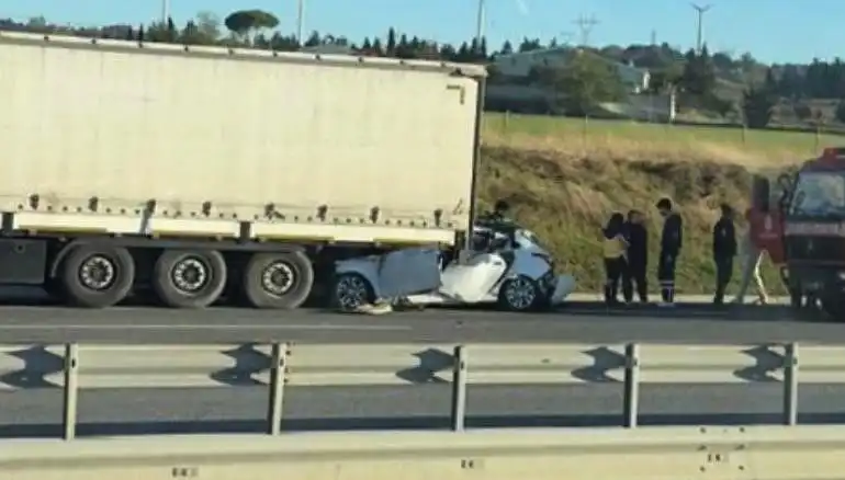 Kuzey Marmara Otoyolu'nda Trafik Faciası: Otomobil TIR'ın Altına Girdi