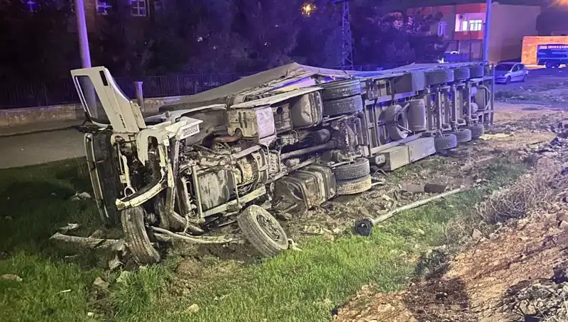 TIR Devrildi: 6 Kişi Yaralandı, Olay Yeri Korkunç Manzaralara Sahne Oldu!