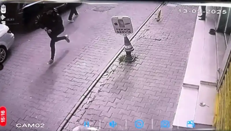 İstanbul'da Seyir Halinde Silahlı Saldırı: Bacaklarından Yaralandı