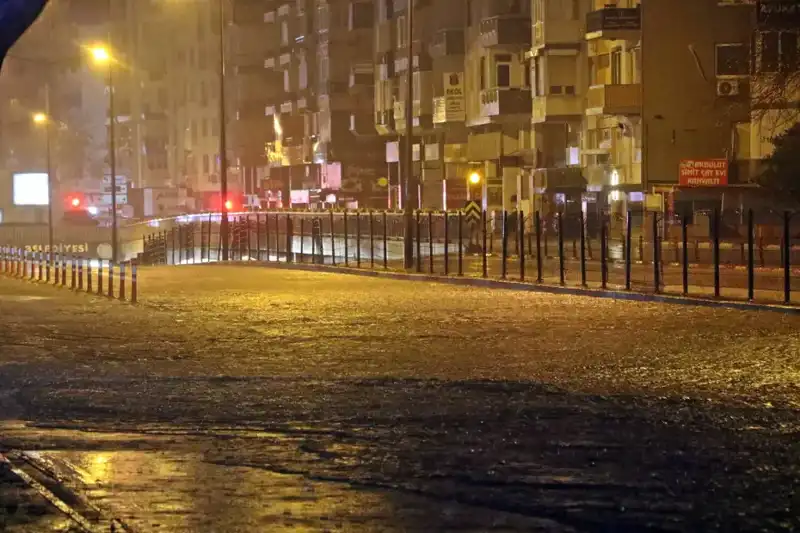 Antalya'da Şiddetli Yağış Sonrası Yollar Göl Oldu