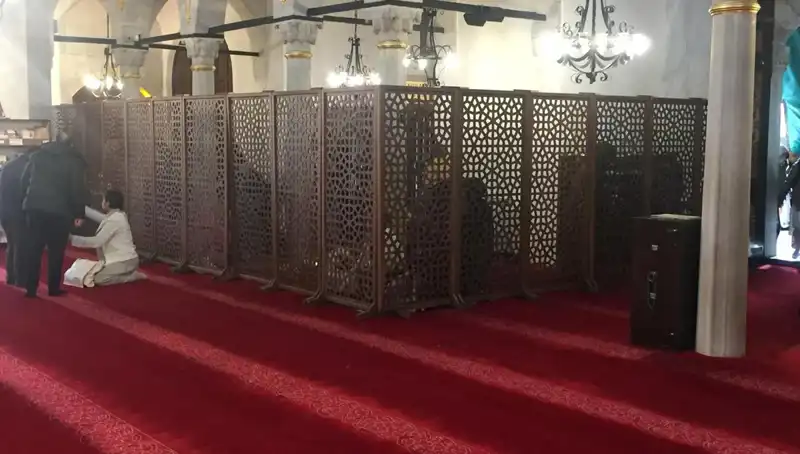 Teravih Namazında Kadın-Erkek Yan Yana Kıldığı İddiası: Gerçekler Ne?