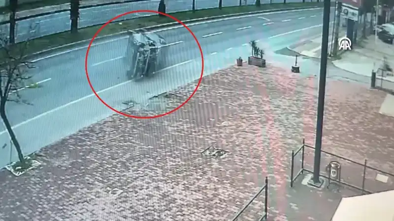 Korkunç Kaza: İki Yaralı, Anbean Güvenlik Kamerasında Kaydedildi!