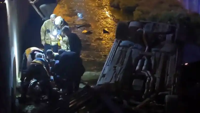Kaçan Sürücü Yaralıyı Bıraktı, İtfaiye Olay Yerinde Hayat Kurtardı!