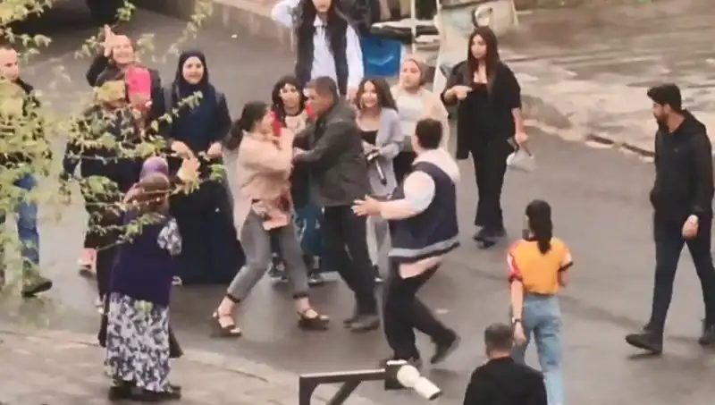 Adliye Önünde Yüzlerce Kişi Gergin Anlara Tanıklık Etti: Tekmeli Yumruklu Kavga
