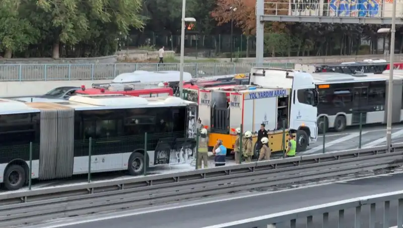 İstanbul’da Metrobüs Yangını Trafiği Felç Etti: Neler Oluyor?