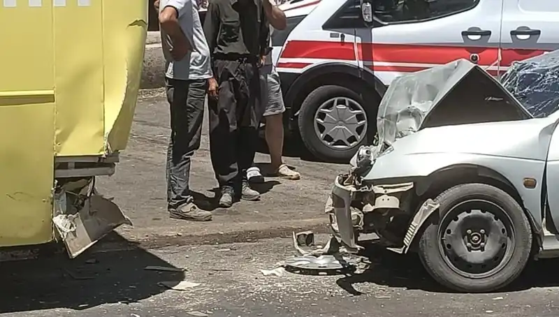 Halk Otobüsü ile Otomobil Çarpıştı: Kaza Sonrası İki Yaralı