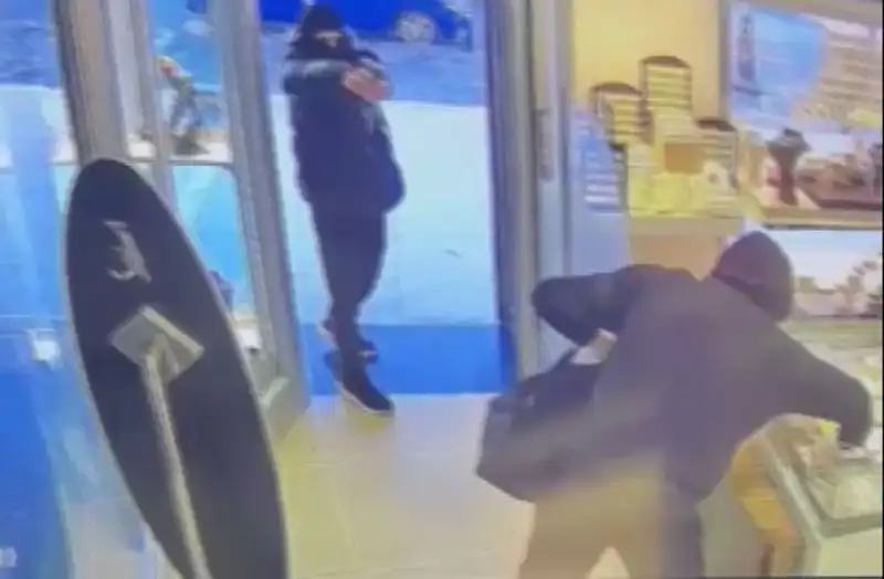 Ümraniye'de Gece Yarısı Soygun Girişimi: Maskeli Şahıslar Eli Silahlı Geldi!