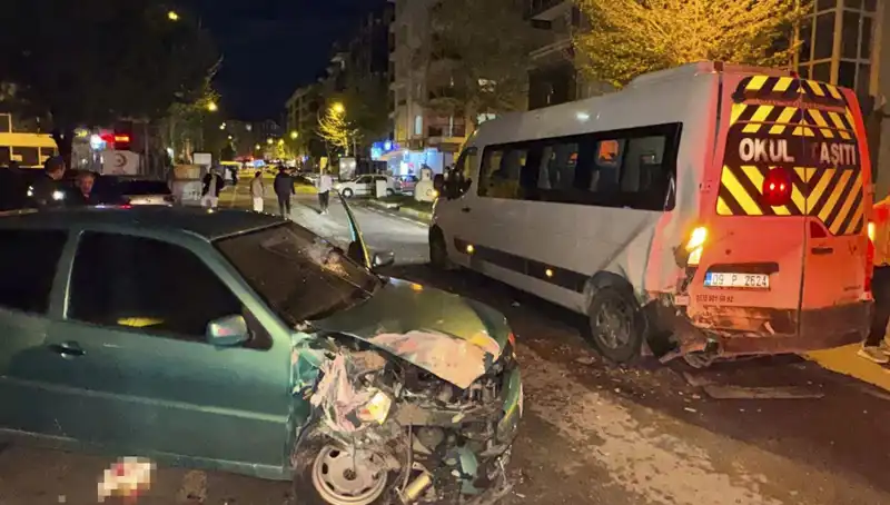 Otomobil Servis Minibüsüne Çarptı: 6 Yaralı Kazanın Ayrıntıları!