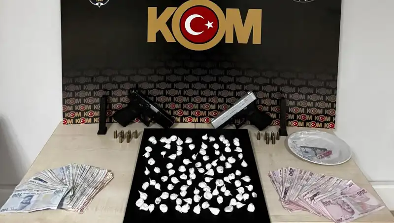 Çeşme’de Silahlı Saldırı: Üç Kişi Gözaltına Alındı, Olayın Ardındaki Sebepler Ne?