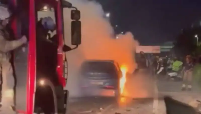Otoyolda Korku Dolu Anlar: Araç Bariyerlere Çarptı ve Alev Alev Yandı