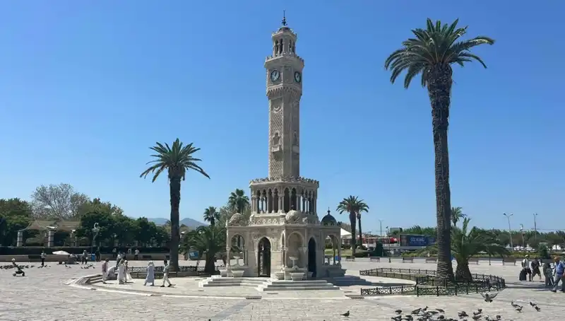 İzmir'de Sıcak Hava Dalgası: Meydanlar Boş, Vatandaş Evde Kalmayı Seçti