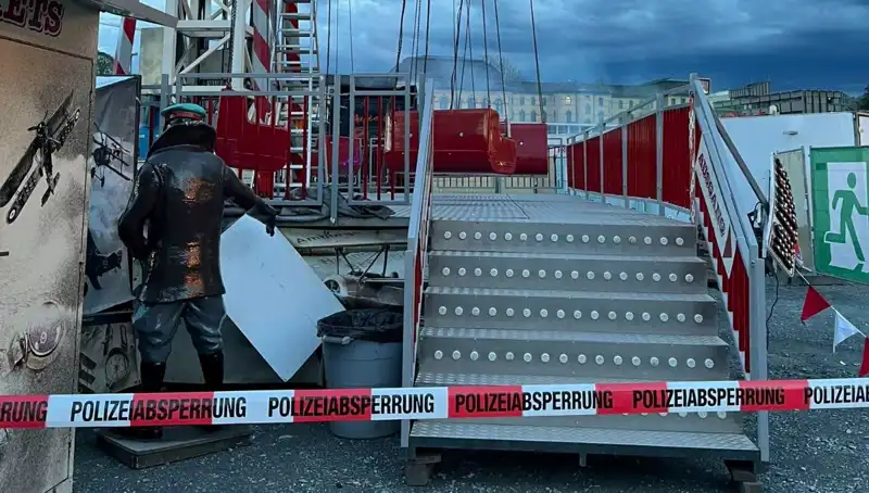 Eğlence Parkında Şok Anlar: Salıncak Reklam Direklerine Çarptı