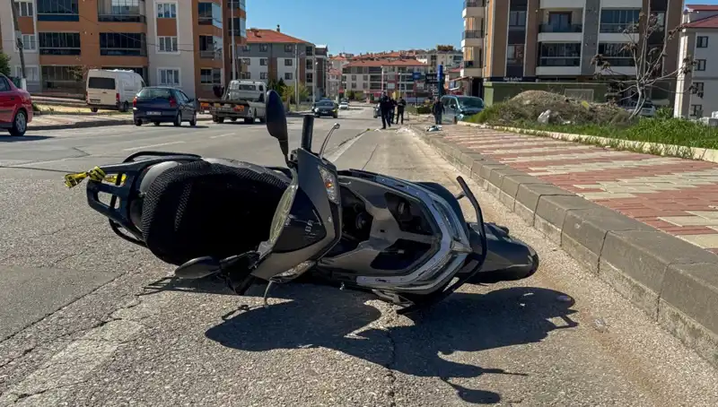 Uşak'ta Motosiklet ve Hafif Ticari Araç Çarpıştı: 1 Kişi Hayatını Kaybetti