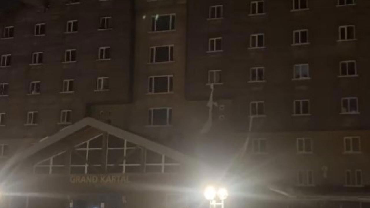 Oteldeki Yangında Çarşaflarla Kurtulanlar