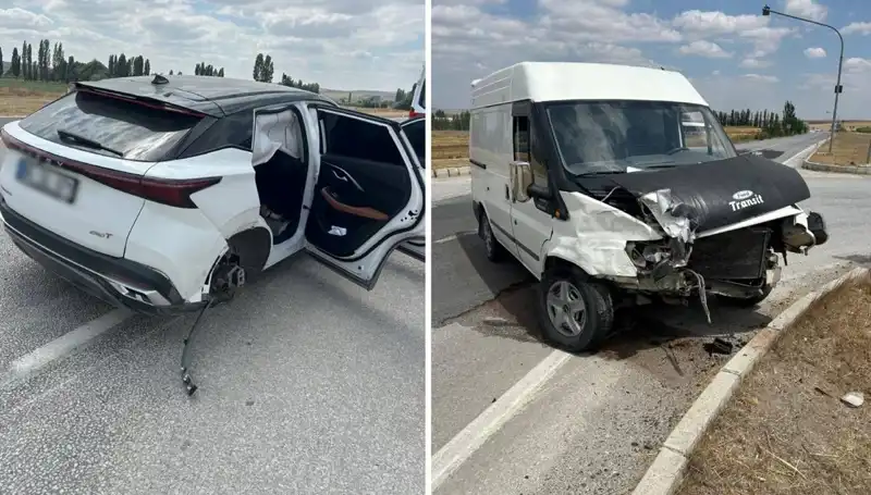 Çorum'da Trafik Kazası: İki Araç Kafa Kafaya Çarpıştı, Yaralılar Var!
