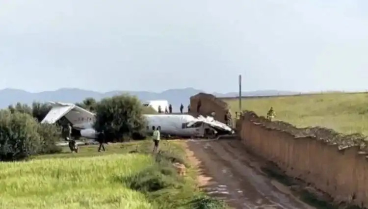 Pistten Çıkan Uçak Feci Bir Kaza Sonucu Duvara Çarptı