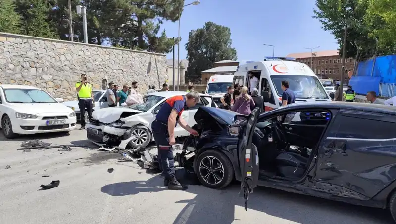 Bitlis’te Otomobiller Çarpıştı: Korkutan Kaza ve 10 Yaralı