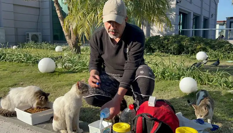 59 Yaşındaki Adam Günlük 8 Kilometre Yürüyüşüyle Merhametini Gösteriyor