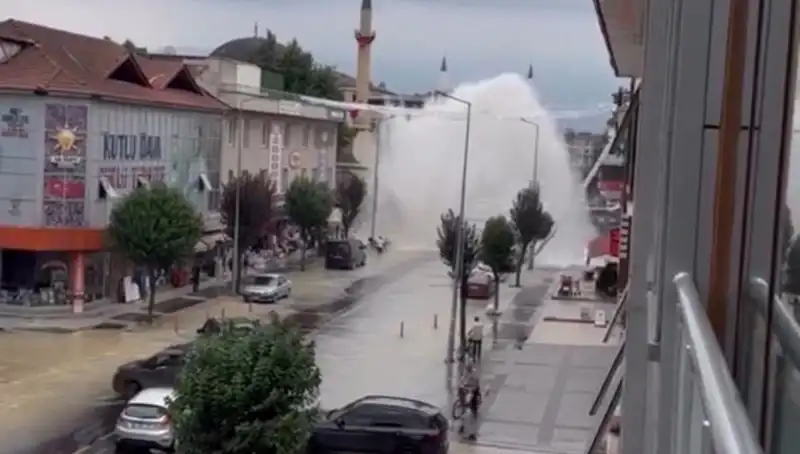 İçme Suyu Hattında Patlama: Metrelerce Yükseğe Fışkıran Su Panik Yarattı!