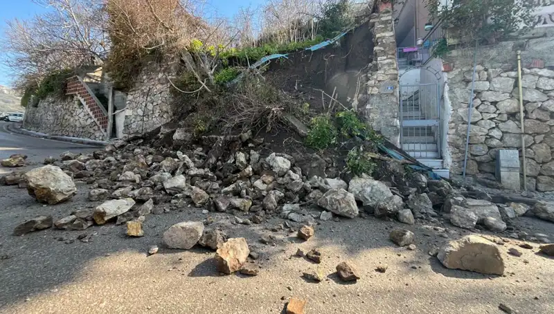 Yolda Dev Çökme: İstinat Duvarı Aşırı Yağışlarla Yıkıldı