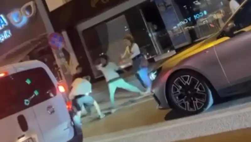 Cadde Boks Ringine Döndü, Yumruklar Havada Uçuştu: Şok Edici Olay!