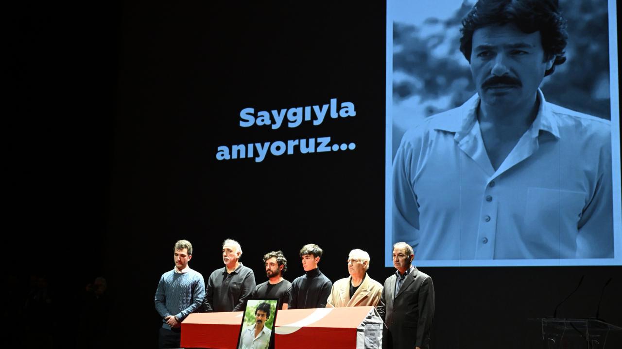 Ferdi Tayfur'a AKM'de Onur Töreni