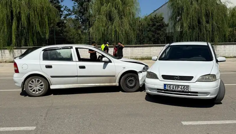 İki Otomobil Çarpıştı, Kaza Yerinden 2 Yaralıyla Kurtarıldılar