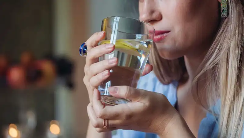 Aç Karnına 1 Litre Su İçmenin Sağlığa Faydaları: Her Sabah Yapanlar İçin 5 Mucizevi Etki