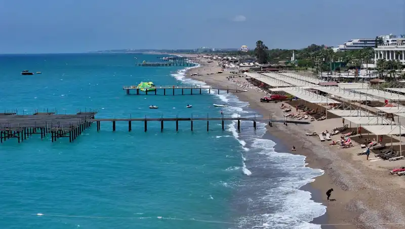 Antalya Sahillerinde Güneşli Havanın Keyfini Çıkarın