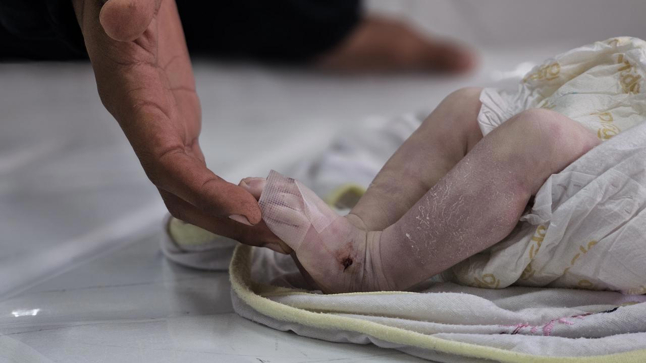 Gazze'deki Aileler Çocuklarını Soğuktan Korumak İçin Nöbet Tutmaya Devam Ediyor