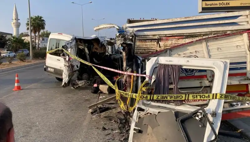 Mersin'de Tatil Yolu Üzerinde Feci Kaza: İki Can Gitti, 10 Kişi Yaralı