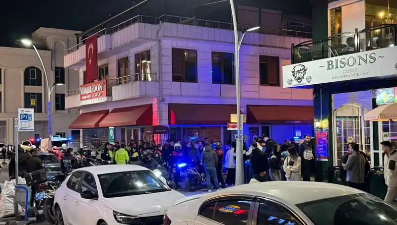Kafe Önünde Dehşet Anları: Havaya Ateş Açtı, Sahibi Bıçakla Yaraladı!