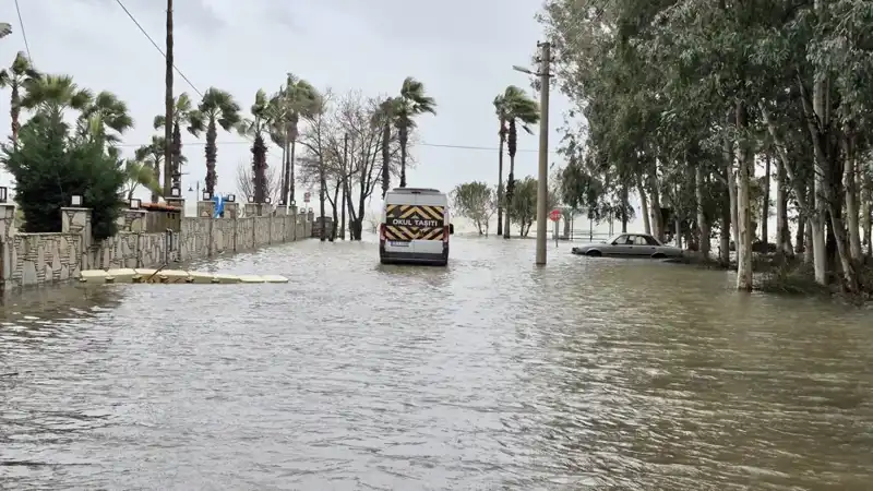 Göl Taşınca İlçeyi Su Bastı: Araçlar ve İş Yerleri Sular Altında Kaldı