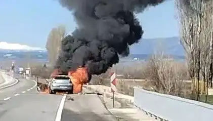 Kütahya’da Korkutan Yangın: Seyir Halindeki Otomobil Alev Alev Yandı