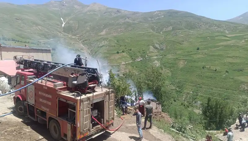 Van'da Üzücü Yangın: Küçük Bir Çocuk Hayatını Kaybetti