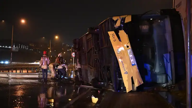 İstanbul'da Özel Halk Otobüsü Devrildi: Yolcuların Yaşadığı Korku Dolu Anlar