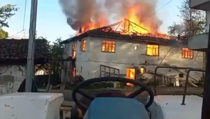 İki Katlı Evde Yangın: Alevler Kısa Sürede Tüm Binası Sardı!