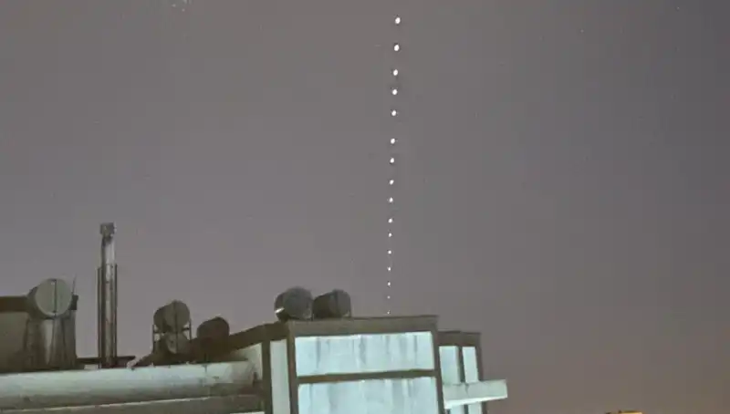 Adana'da Starlink Uyduları Gökyüzünü Aydınlattı: İzleyenleri Büyüleyen Bir Manzara