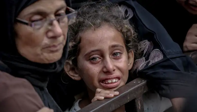 Gazze'de Açlık Krizi: İsrail Askeri Yemekleri Toprağa Gömüyor!