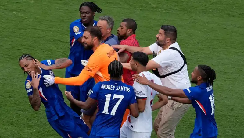 Dev Finalde Şok Anlar: Teknik Direktörden Futbolcuya Yumruk Saldırısı!